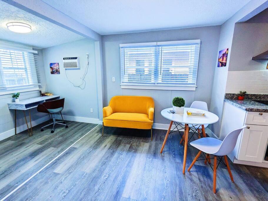 Elegant 1 Bed Montrose - Venice @ Italian Plaza *