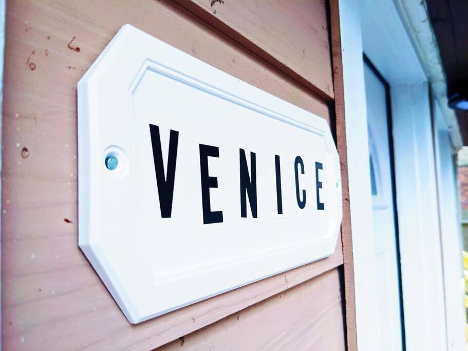 Elegant 1 Bed Montrose - Venice @ Italian Plaza Lodge *